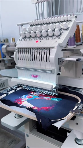 SWF de México on Instagram: "🔥 Pequeña en tamaño. Gigante en fortaleza. La ES COMPACT TYPE demuestra que la verdadera potencia se mide en precisión, estabilidad y rendimiento constante. Diseñada para trabajar sin descanso, responder en los momentos exigentes y entregar bordados impecables en cada puntada. Cuando tu producción necesita fuerza, confianza y resultados profesionales, esta bordadora está lista para ir más allá. 💪🧵 Compacta por fuera, poderosa por dentro. ✨ Eleva tu taller. ✨ Forta