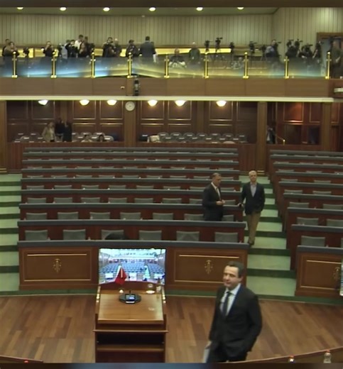 Momenti i çuditshëm i Kurtit në Kuvend- Ndalet dhe shikon drejt kamerës për disa sekonda #fyppppppppppppppppppppppp #fyp #foryou