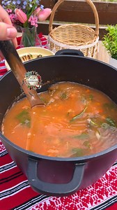 Ciorba din gaturi de curcan, o delicatesa care nu trebuie sa lipseasca de masa voastra. Reteta 3 gaturi din curcan 300 gr sos de rosii ceapa morcovi patrunjel telina ardei spanac leustean 4 l apa 400 ml bors sare, cimbru, telina uscata. | Ella Cooking