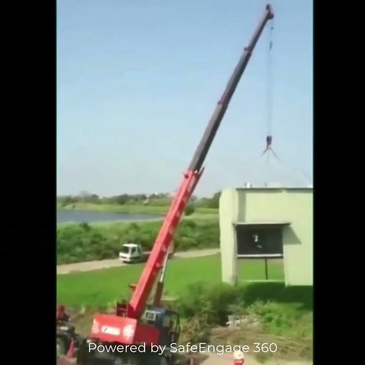 Daily Safety Fails🤯This is WHY Lift Planning Is So IMPORTANT – Crane Tip-Over😳 #Safetyfails #fail