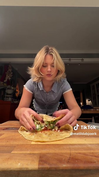 Riktigt mexikanskt. Fläskgryta: 1 kg Fläskkarré 1 burk Chipotle Annan torkade chili (läggs i varmt vatten och det vattnet spär du ut chilimixen med) Bönspad 1 lagerblad 2 Vitlöksklyftor 1 Silverlök Låt koka i 1-2 timmar Bönröra: Ister Bruna bönor 1-2 klyftor vitlök 0,5 silverlök 1 torkad chili för hetta (tas ut efter 10 - 20 min) Salsa verde: 1 burk tomatillos Koriander Vitlök Jalapeños Salt