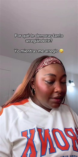 Por qué te demoras tanto arreglándote? Yo mientras me arreglo