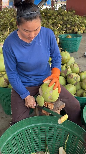 Coconut Cutting for Export - Fruit Cutting Skills - Thai Street Food Location : ล้งมะพร้าวเฮียกี่ Facebook : ล้งมะพร้าวเฮียกี่-ซ้อหมวย ผู้ใหญ่กบ #streetfood #thailand #fruit | Fruit Mama