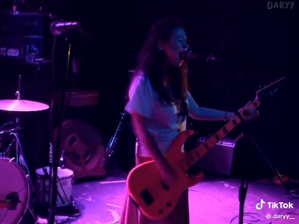 Drunk Walk Home best performance, it sounds so aggressive (I opened ig and YT accounts!) #mitski #mitskitok #mitskishuffle #teamomitski #mitskiedit #drunkwalkhome #lyrics #subespañol #parati #fyp #foryou #foryoupage #fypシ