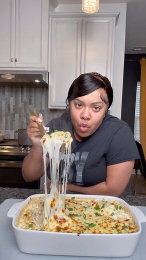 Kimberly Villalobos on Instagram: "RECIPE BELOW! I almost called it a PHILLY cheesesteak mac n cheese but i could hear my comments now! Lol and all you that are lack toes and taller ants, yall watched the whole thing didnt you? Lol 1 lb box elbow macaroni 3 boxes beef broth (12 cups) Shaved beef (I used 2 packs) 1 green pepper diced 1/2 vidalia onion diced 4 tbsp butter Grapeseed oil American cheese Provolone cheese Mozzarella cheese YES that much Seasoning from @kimmyskreations.1 @rileysribz se