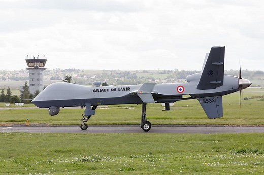 Drones armés, avions espions : pourquoi la BA 709 à Cognac occupe une position « cardinale » dans la défense nationale