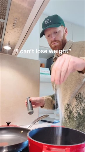 Emiel | Certified Nutrionist on Instagram: "A couple beers and some snacks won’t hurt? Right? Well.. if you do the maths here it might be you even gain fat if you are eating like this. And of course! There must be room for some ‘cheatmeals’ or beers with friends. But maybe a few less next weekend! If you want tips on how to balance your week? DM me or comment on this video! #healthy #weightloss #fatloss #fitness #caloriedeficit"