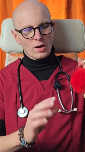 Dobry Seksuolog on Instagram: "🔬 Samobadanie jąder u mężczyzn – znaczenie, metoda i podstawa naukowa Samobadanie jąder (ang. testicular self-examination, TSE) jest prostą, nieinwazyjną metodą wczesnego wykrywania zmian w obrębie jąder, w tym nowotworów. Rak jądra jest najczęstszym nowotworem złośliwym u mężczyzn w wieku 15–40 lat, ale przy wczesnym wykryciu jest wyleczalny w ponad 95% przypadków 🧬. 🧠 Dlaczego to działa? Nowotwory jąder często rozwijają się bez bólu, dlatego mężczyzna może nie