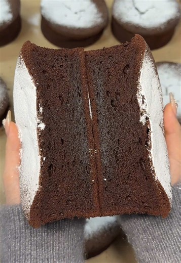 ふわっふわの濃厚ガトーショコラ ◎ クラシックショコラ 120円 ガトーショコラの他にも1個180円〜と、コスパが良すぎるケーキ屋さんなので是非行ってみてください✨ 【店舗】たまご屋さん 【住所】岐阜県各務原市蘇原赤羽根町３丁目２７ 【営業時間】9:00-16:00、金土日9:00-18:00 【定休日】木曜日 【予算】¥500-2,000 Fluffy and Rich Gateau Chocolate ◎ Classic Chocolate — $0.80 …A fluffy and rich gateau chocolate with a deep, indulgent chocolate flavor. This cake shop offers incredible value, with many other cakes starting from just $1.20 each, making it a must-visit spot for dessert lovers. [Shop] Tamagoya [Address] 3-27 Sohara Akabanecho,