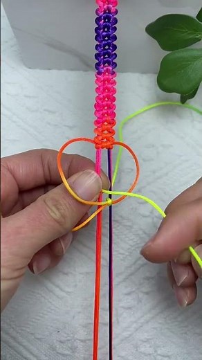 How to braid a colorful bracelet