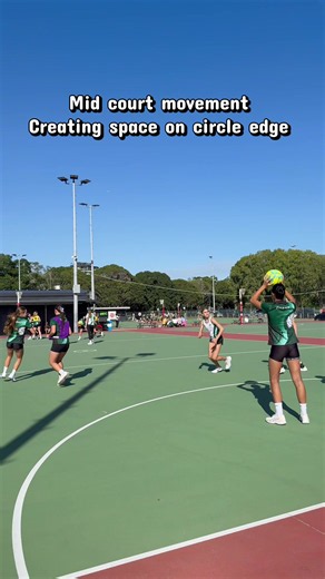 Midcourters: stop floating off the circle edge. Drive out with purpose, take your defender with you, use a preliminary move, then re-attack the space. 30 seconds of repeat efforts builds great habits and game fitness. #netball #netballtraining #netballcoach #midcourt #coaching