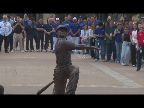 Adrian Beltre statue unveiled outside of Globe Life Field