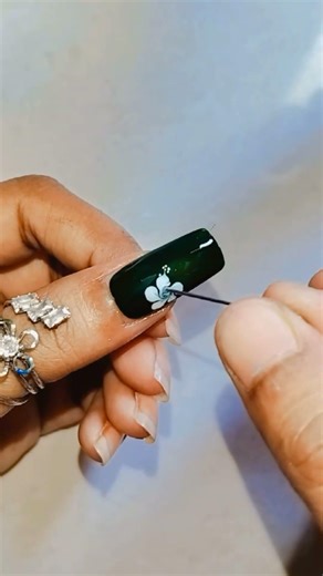 simple nails arts design 💅🏻✨🌺 ll #nailsdesignclub #designnails #nailart #ytshorts