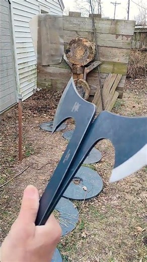 Throwing 2 axes at same time with blades in opposite directions #axethrowing #throwingaxe #shorts