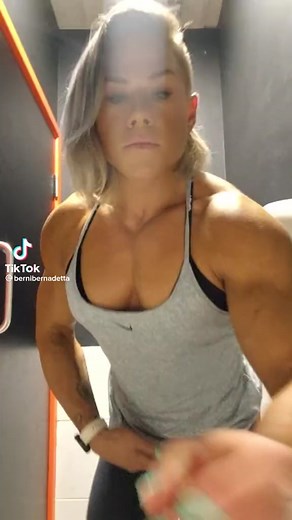 @bernibernadetta 🙂💪🔥 #girlswithmuscle #girlswholift #muscle #musclegirl #pecs #chest #chestday #pecsbounce #biceps #guns #flex #bodybuilding #beastmode #fitness #fit #gains #gym #workout #getbig #huge #gymtok #bodybuilder #strongwomen #bigmuscle #TopGunMode