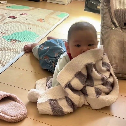 ブランケットに絡まるハルトくん #赤ちゃん #赤ちゃんのいる生活 #baby #可愛い