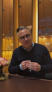 Et exceptionelt armbånd – som stadig kan nå at blive dit. Det fantastisk smukke rosetarmbånd er skabt i 18 kt. hvidguld og prydet med 15 funklende ovale diamanter på i alt 6,10 ct., flankeret af 30 brillanter på i alt 1,01 ct. og omkranset af 240 brillanter på i alt 1,24 ct. Fortryllende og raffineret, med en elegance, der varer evigt. #hartmanns #superiorsurprises #naturaldiamonds | Hartmanns