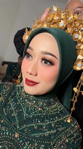 Olis Herawati Make_Up Artist on Instagram: "THE WEDDING OF @chikalcrm 🌸 ✨ WEDDING RECEPTION . FLAWLESS WEDDING MAKEUP By @olisherawati @olisherawati_management KEBAYA & ATTIRE By @nurabrides HIJABDO By @mayafitrimua HENNA By @henna.jakarta . EYELINER By @officialmasami . . #akadnikah #resepsi #olisherawati"