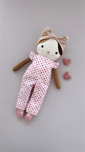 This adorable jumpsuit is one of my favourite outfits from the Pattern Hack Guide! It’s created by combining my existing patterns with the exclusive new pattern pieces available in the Guide. It looks so sweet, especially when made from cute fabrics like this 💕 If you’ve made lots of my patterns and want to make new outfits for your dolls, the Pattern Hack Guide is packed with inspiration. It combines two or more of my existing patterns to create new designs or pairs them with new pattern piece