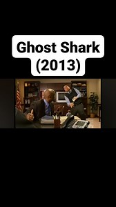 Ghost Shark (2013): ¿Qué pasa cuando incluso morir no detiene a un tiburón? Un tiburón regresa como un fantasma sediento de venganza y puede atacar desde cualquier lugar con agua. Piscinas, cubetas… ¡hasta inodoros! #GhostShark #TerrorMarino #PelículasBSeries #CineDeCulto #TiburonesFantasma | Terror-Mania