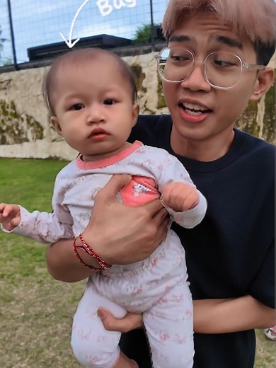 Moments Lucu Frost Junior Jalan di Rumput