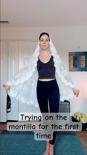 Placement Tips for Wearing a Mantilla Veil: Dreamy Must-Have Bridal Accessory