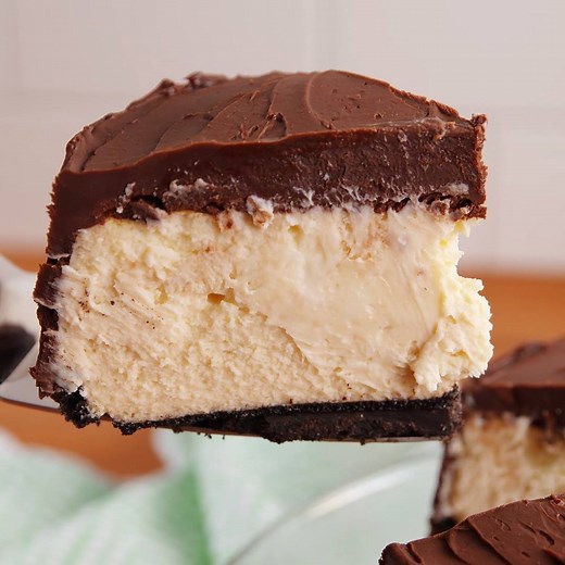 The chocolate on this Baileys Cheesecake is so FUDGY. Full recipe: http://dlsh.it/v8blEWN | Delish