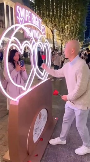 He saw the sign, took it seriously, and swiped right… with his whole face! Watch this guy go all in for love at the viral “Swipe Right Rewind” machine. Romance level: 1000 😂 #SwipeRight #FunnyMoments #CoupleGoals #ViralChallenge #DatingIn2025 | luxehomeverse