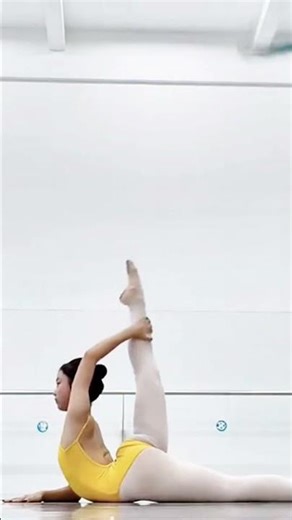 Amazing Flexibility 💛 Yellow Dancing Girl Shows Incredible Skills! #flexibility #split #dance #girl