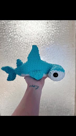 Hammerhead shark! You can find this pattern on instagram or etsy by pomsandposies 🦈💙 #plushie #crochet #crochetedplushies #hanmerhead #shark #hammerheadshark #oceantoy #handmadegifts #blueshark #kidtoy #giftideas #toddler #mamamade #oregoncoast