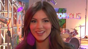Happy Birthday, Victoria Justice! 🎉💖🎉 Zur Feier des Tages hat der Victorious-Star einen super Schönheitstipp für euch: | Nickelodeon auf Deutsch