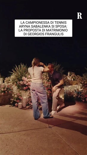 Proposta di matrimonio sotto i riflettori per Aryna Sabalenka. La tennista bielorussa, numero uno del ranking WTA, ha ricevuto la fatidica domanda dal compagno Georgios Frangulis in uno dei templi più iconici del tennis mondiale: il cemento di Indian Wells Open. Proprio sul campo californiano, teatro di alcune delle sfide più prestigiose del circuito, Frangulis si è inginocchiato tra miriadi di fiori sorprendendo Sabalenka. Georgios Frangulis è un imprenditore brasiliano, classe 1988, fondatore 