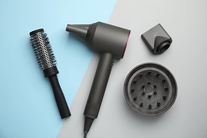 Here’s How To Do A 90’s Blowout At Home - According To The Pro’s