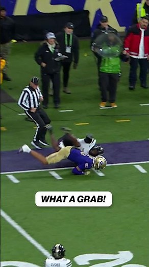 GOOD HANDS FROM OMARI EVANS TO MAKE THE GRAB 😤 Sponsored by @allstate #washington #collegefootball