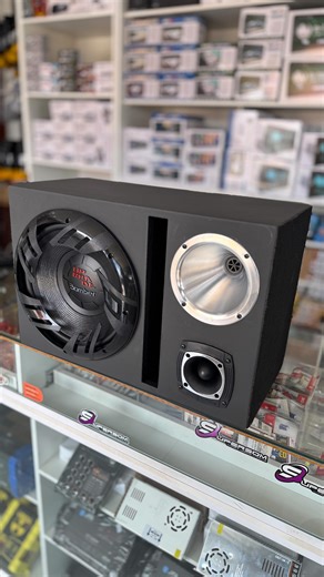 Super Som Oficial on Instagram: "Caixa trio 12” forrada com duto em régua 🔊 Alto-falante 12” Upgrade Bomber – 400W RMS 🎶 Super Tweeter Explomach – 120W RMS 📣 Driver Áudio Injet – 50W RMS ✨ Boca canequinho cromada ⚡ Capacitores 100x100 + 2x250 Som forte, grave encorpado e médio/agudo bem definidos 💥 Ideal pra quem quer qualidade e presença sonora! - Rua José Duarte de Paiva 1030 - Sete Lagoas MG - Enviamos para todo Brasil 🇧🇷 - Link de compra na bio 💻 - Consulte-nós (31)97231-6368 📲 - www