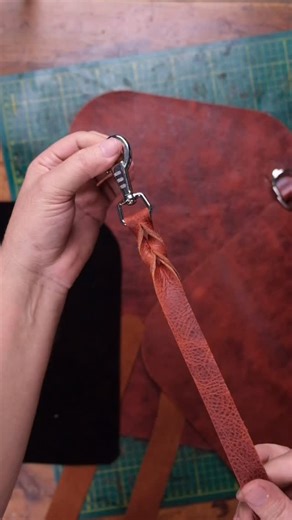 Dabi Deri Handmade Leather Goods Since 2020 Day İn Day Out on Instagram: "I’ll briefly show you how to do one of the most commonly used leather braiding techniques. 👈🪡🤩Handcrafted By Dabi Leather(DabiDeri) ________________________________________ . . . 👆👆More On The Art Of The Leather Crafting👆👆 . . . 👋Our handmade leather products are crafted with love and care by our mom pop, family team.💚💚 . . . . . . #leatherwork #leathercraft #handmadeleathergoods #leatherbag #leatherstyle #leathe