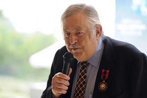 Pik Botha Biography, Wiki, Age, Wife, Children, Net Worth, Death, Funeral, Books and Quotes |