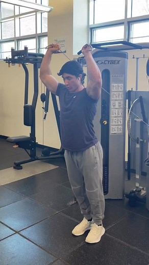 Here’s a quick tutorial on how to set up and perform katana extensions #foryou #4u #gym #fitness #lifting #lift #workout #physique #muscle #abs #training #workoutroutine #triceps #arms #armday