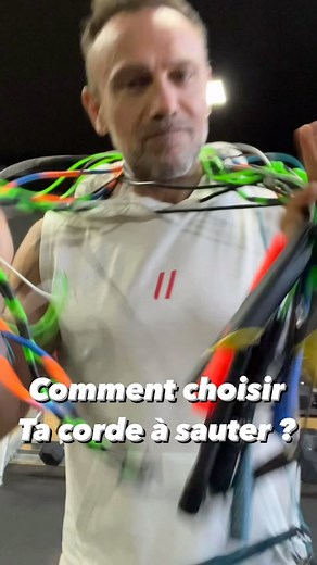 Tu débutes à la corde à sauter et tu ne sais pas quelle corde à sauter choisir. Je te montre les différents types de corde à sauter que tu peux utiliser ➡️ La corde à sauter sans fil ➡️ La corde du boxeur ➡️ La corde rapide CROSSFIT ⭐️ La corde connectée XSPEED de chez PROZIS @prozis et profites de -10% avec mon code PROMOJB et plein de cadeaux 🎁🎁🎁 ➡️La corde perlée ⭐️⭐️ La corde freestyle, la corde de JBJUMPINGGGG (plus de renseignement sur ma bio LINKTREE de profil) #cordeasauter #cordeasau