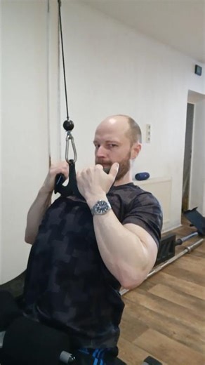 Close Grip Supinated Lat Pulldown