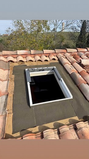 🔨 Remplacement aujourd’hui d’un Velux âgé de 25 ans présentant une fuite. Installation d’un nouveau Velux Confort Plus, avec store occultant et joint d’étanchéité neuf pour une isolation parfaite ! 🌦️ Prêt à affronter les prochaines pluies sans souci. | BR - Multi-services 81