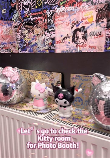 PIC YOU hat die Kitty Edition gelauncht! 🎀✨ So viele süße Kitty-Accessoires für Photobooth – komm vorbei und erlebe es selbst! 💖📸 PIC YOU just dropped the Kitty Edition! 🎀✨ So many adorable Kitty accessories for Photo Booth waiting for you — come experience it now! 💖📸 #photobooth #düsseldorf #diysticker #hellokitty #fyp