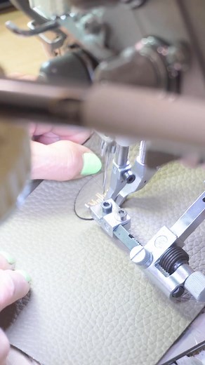 How it's made: the Small Soft Bayswater. Discover now: https://on.mulberry.com/3BOSV0Q #MulberryBayswater | Mulberry