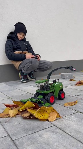 Mały farmer in action! 🚜🍂 Power, precision & fun — just like the real one! 🔥 → #traktor #toytractor #rolnictwo #oporowocałodobowo #dc @Bruder Toys