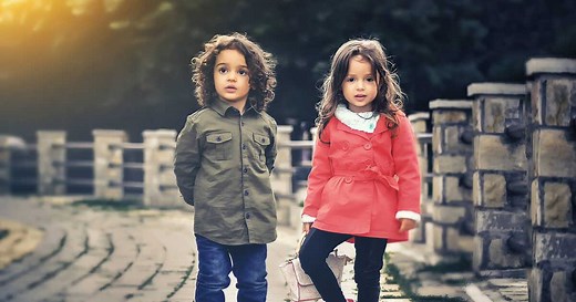 Faux jumeaux : explication, conception, ressemblance, différence avec les vrais jumeaux