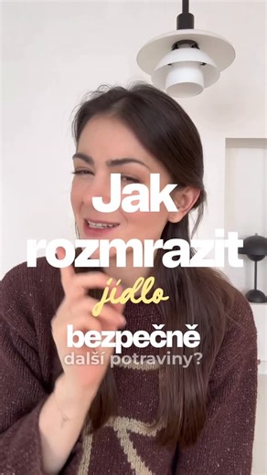 Karolína Fourová on Instagram: "Mražení je super věc a tahat z mrazáku poklady uchované na horší časy je nesmírně uspokojující.😁🙌🏼 Jak ale ryby, maso a pokrmy správně rozmrazit? ❌ NIKDY nerozmrazujte v pokojové teplotě. Potravina se ohřívá zvenku dovnitř, takže zatímco má na povrchu už ideální teplotu pro rozvoj bakterií, uvnitř je ještě ledová. Tohle je hodně rizikový způsob, který dává 🦠 volné hřiště. 💡 Potraviny nechte povolit ideálně v lednici, kde to je časově náročnější, ale kromě be