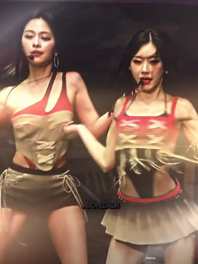 ITZY Concert Highlights: Chaeryeong and Ryujin in Seoul