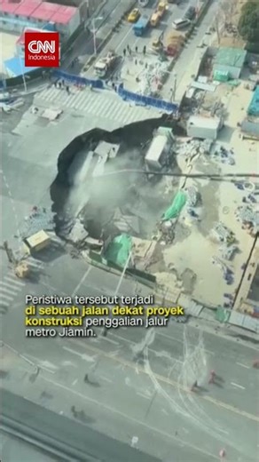 Detik-detik Sinkhole Muncul di Jalanan Dekat Proyek Metro Shanghai