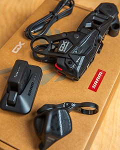 Erlebe Schalten auf einem völlig neuen Level! ✨ Mit dem SRAM GX Eagle Transmission Upgrade Kit für die SRAM Eagle 70 und 90 Schaltgruppe erlebst Du Freiheit auf den Trails. 🎯 Ob auf epischen All-Mountain-Touren, knackigen Cross-Country-Strecken oder technischen Enduro-Trails – dieses Schaltsystem liefert Dir genau das, was Du brauchst: Präzision, Zuverlässigkeit und pure Freiheit. Deine Vorteile auf einen Blick: ✔️ Kabellos & blitzschnell – Schluss mit Kabelsalat, hallo sauberes Cockpit ✔️ Elek