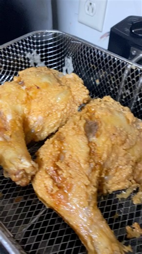 Fried chicken with java rice and gravy and some new york mac n cheese #FriedChicken #withgravy | Elaine B. Johansen